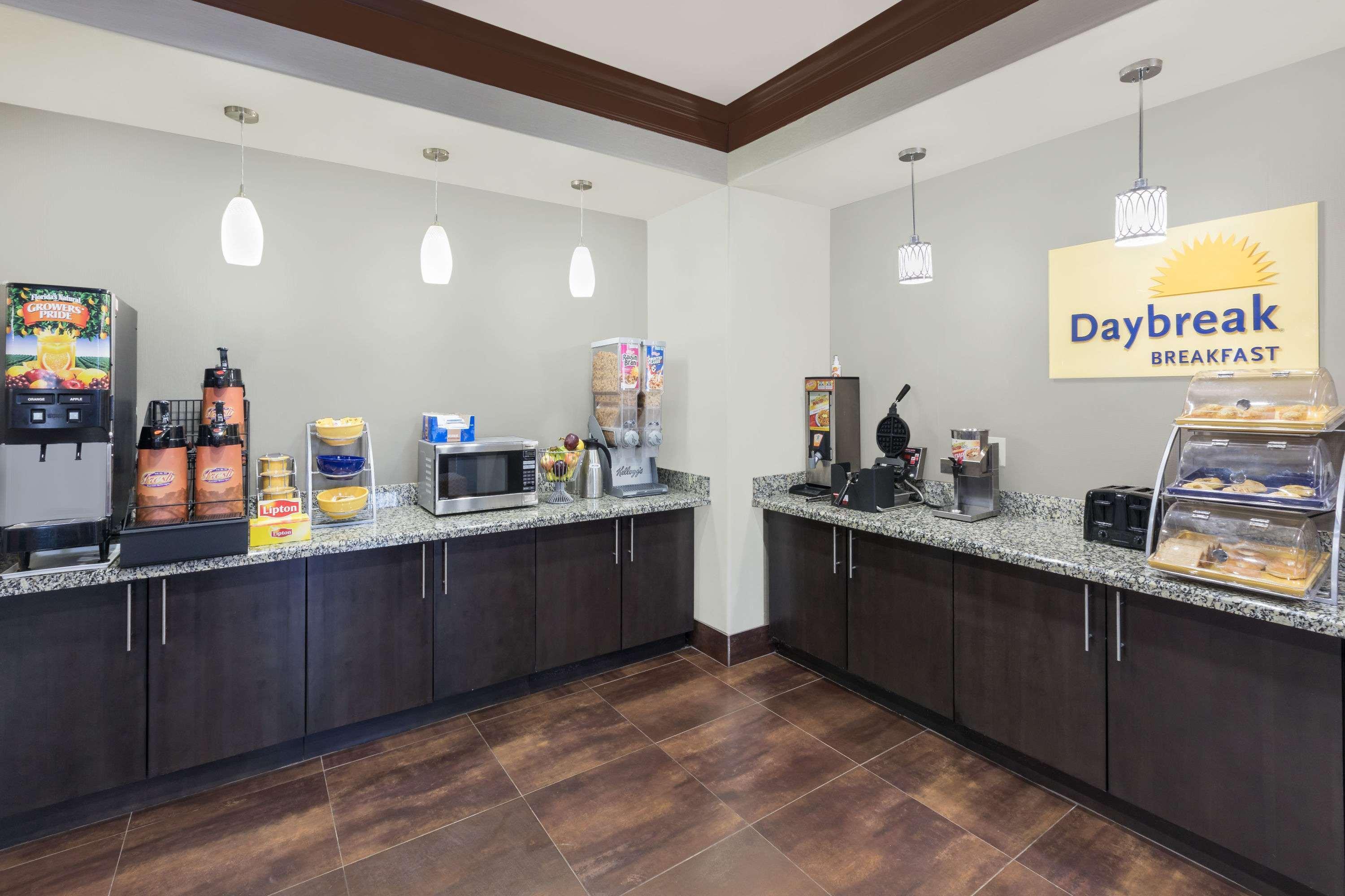 Days Inn By Wyndham Dilley Exterior photo